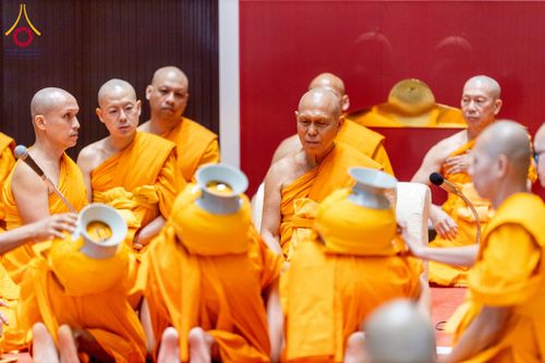 ภาพ No.256330:วันที่ 4 ตุลาคม พ.ศ. 2568 พิธีบรรพชาอุปสมบท  โครงการอุปสมบทหมู่บูชาธรรม 141 ปี  พระมงคลเทพมุนี (สด จนฺทสโร) ณ โบสถ์พระไตรปิฏก วัดพระธรรมกาย จ.ปทุมธานี