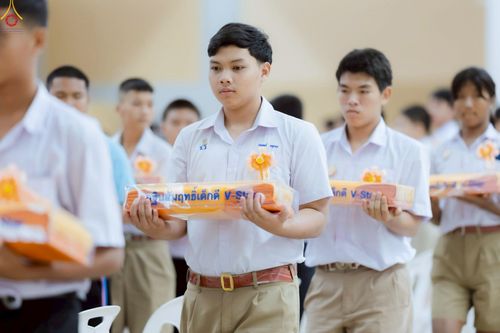 ภาพ No.246062:วันเสาร์ที่ 13 กันยายน พ.ศ. 2568 พิธีมอบผ้าไตรประธานกฐินสัมฤทธิ์เด็กดี V-Star ณ สภาธรรมกายสากล วัดพระธรรมกาย