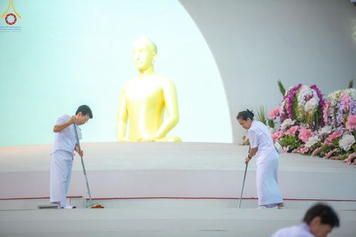ภาพ No.59784:V.39 ทุ่มสุดใจ ธรรมชัย 80 ปี การเตรียมงาน การปฏิบัติงาน ของเจ้าหน้าที่หน่วยงานต่างๆ เพื่อพิธีฉลองอายุวัฒนมงคล 80 ปี หลวงพ่อธัมมชโย และรับถวายมหาสังฆทาน 10,000 กว่าวัดทั่วประเทศ ในวันคุ้มครองโลก จันทร์ที่ 22 เมษายน พ.ศ. 2567