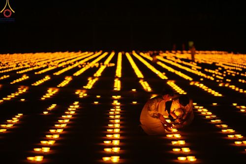 ภาพ No.279377:พิธีจุดวิสาขประทีป พิธีเวียนประทักษิณ ในวันวิสาขบูชา พุธที่ 22 พฤษภาคม พ.ศ. 2567 ( วันพระขึ้น 15 ค่ำ เดือน 6 ) ณ ลานธรรม พระมหาธรรมกายเจดีย์ วัดพระธรรมกาย จ.ปทุมธานี