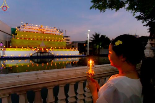 ภาพ No.201715:พิธีจุดประทีปถวายเป็นพุทธบูชา และบูชาธรรมมหาปูชนียาจารย์ ณ อาคารธรรมยาตรา กตัญญูบูชามหาปูชนียาจารย์ ตรงข้ามวัดปากน้ำภาษีเจริญ จ.กรุงเทพมหานคร ในโครงการธรรมยาตรา กตัญญูบูชา มหาปูชนียาจารย์ พระมงคลเทพมุนี(สด จนฺทสโร) พระผู้ปราบมาร อนุสรณ์สถาน 7 แห่ง