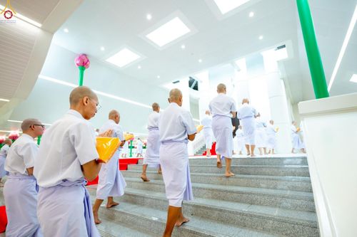 ภาพ No.229004:วันเสาร์ที่ 14 มิถุนายน พ.ศ. 2568 พิธีเวียนประทักษิณ , พิธีขอขมารับผ้าไตร ในโครงการบรรพชาอุปสมบทหมู่ ผู้บริหารรุ่นที่ 15 และ อุดมศึกษา รุ่นที่ 52 ณ โบสถ์พระไตรปิฎก วัดพระธรรมกาย