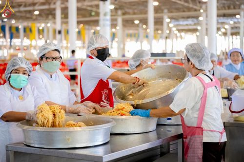 ภาพ No.143539:พิธีตักบาตร ข้าวสารอาหารแห้ง ณ บ้านแก้วเรือนทองคุณยายฯ และ พิธีบูชาข้าวพระ  ณ สภาธรรมกายสากล วัดพระธรรมกาย วันอาทิตย์ที่ 7 กรกฎาคม พ.ศ. 2567