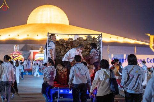 ภาพ No.121915:V.22 ต่อไป การเตรียมงาน เก็บงาน การรับบุญของเจ้าหน้าที่หน่วยงานต่างๆ เพื่อโครงการธรรมยาตรา กตัญญูบูชา มหาปูชนียาจารย์ พระมงคลเทพมุนี (สด จนฺทสโร) พระผู้ปราบมาร อนุสรณ์สถาน 7 แห่ง ปีที่ 12 ระหว่างวันที่ 2 - 31 มกราคม พ.ศ.2567