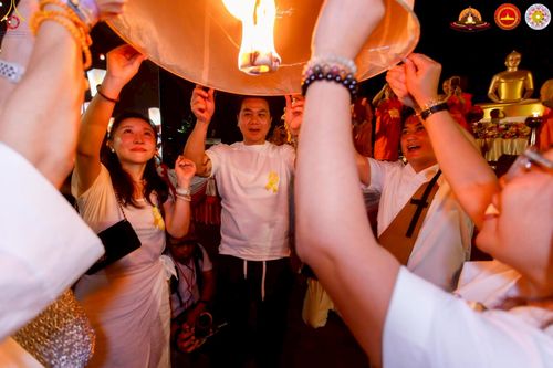 ภาพ No.224623:วันจันทร์ที่ 12 พฤษภาคม พ.ศ. 2568  ชาวพุทธในอินโดนีเซีย ร่วมฉลองวิสาขบูชาจุดประทีปกว่า 200,000 ดวง ณ พระมหาเจดีย์บรมพุทโธ  เจริญพุทธมนต์ถวาย “พระวชิรเกล้าเจ้าอยู่หัว”