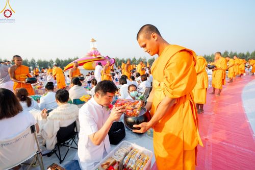 ภาพ No.201172:พิธีตักบาตรพระธรรมยาตรา ณ อนุสรณ์สถานลำดับที่ 5 สถานที่เผยแผ่วิชชาธรรมกายครั้งแรก อนุสรณ์สถานบางปลา วัดบางปลา อำเภอบางเลน จังหวัดนครปฐม ในโครงการธรรมยาตรา กตัญญูบูชา มหาปูชนียาจารย์ พระมงคลเทพมุนี(สด จนฺทสโร) พระผู้ปราบมาร อนุสรณ์สถาน 7 แห่ง ปีที่ 13