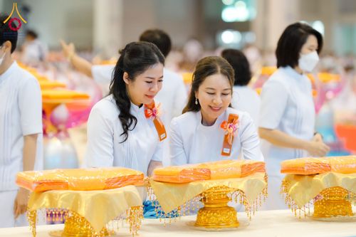 ภาพ No.134448:พิธีทอดผ้าป่าสมทบ มหาสังฆทาน 10,000 วัด ทั่วไทย วันอาทิตย์ต้นเดือนที่ 7 เมษายน พ.ศ.2567 ณ ห้องแก้วสารพัดนึก 1 สภาธรรมกายสากล  วัดพระธรรมกาย จ.ปทุมธานี