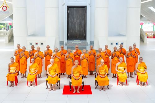 ภาพ No.159846:พิธีตัดปอยผมปลงผมนาคธรรมทายาท, พิธีบรรพชาอุปสมบทหมู่ โครงการอุปสมบทหมู่บูชาธรรม 140 ปี พระมงคลเทพมุนี (สด จนฺทสโร) ณ โบสถ์พระไตรปิฏก วัดพระธรรมกาย วันเสาร์ที่ 5 ตุลาคม พ.ศ. 2567