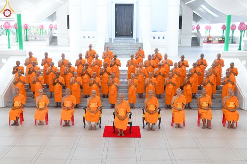ภาพ No.199815:โครงการอุปสมบทหมู่บูชาธรรม 116 ปี คุณยายอาจารย์มหารัตนอุบาสิกาจันทร์ ขนนกยูง โครงการอุปสมบทหมู่ธรรมทายาท ระดับอุดมศึกษา รุ่นที่ 51 ภาคฤดูหนาว  ณ โบสถ์พระไตรปิฏก วัดพระธรรมกาย จ.ปทุมธานี  วันที่ 11 มกราคม พ.ศ. 2568 โดยมีพระครูปลัดรัตนวีรวัฒน์ เจ้าอาวาสวัด