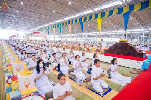 ภาพ No.60462:การต้อนรับพระสังฆาธิการ 10,000 กว่าวัดทั่วประเทศ พิธีมอบปัจจัยช่วยเหลือครู 4 จังหวัดชายแดนภาคใต้ พิธีปฏิบัติธรรม ในวันคุ้มครองโลก วันจันทร์ที่ 22 เมษายน พ.ศ.2567 ณ วัดพระธรรมกาย จ.ปทุมธานี