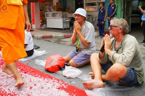 ภาพ No.128342:พิธีอัญเชิญพระบรมสารีริกธาตุ " ใจกลางเมืองนครหาดใหญ่ " เพื่อประดิษฐาน ณ มหารัตนเจดีย์สิริปทุมสวรรค์ (เจดีย์อริยพุทธะ 5 พระองค์) ศูนย์ปฏิบัติธรรมภาคใต้ อ.บางกล่ำ จ.สงขลา  วันที่ 9 มีนาคม พ.ศ.2567 (ชุดที่ 1)