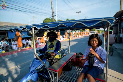 ภาพ No.110533:พิธีต้อนรับพระธรรมยาตรา ในโครงการธรรมยาตรากตัญญูบูชา มหาปูชนียาจารย์ พระมงคลเทพมุนี(สด จนฺทสโร) พระผู้ปราบมาร อนุสรณ์สถาน 7 แห่ง ปีที่ 12 วันที่ 11 มกราคม พ.ศ. 2567 ณ อนุสรณ์สถานลำดับที่ 3 สถานที่เกิดใหม่ในเพศสมณะ วัดสองพี่น้อง จ.สุพรรณบุรี