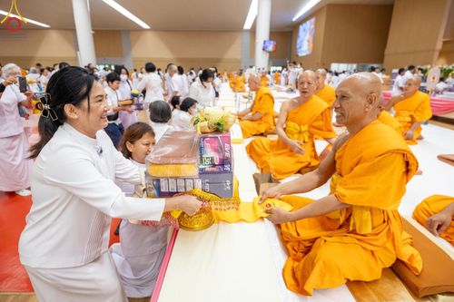 ภาพ No.145380:พิธีถวายผ้าอาบน้ำฝนและประทีปโคมไฟ ณ สภาธรรมกายสากล วัดพระธรรมกาย วันเสาร์ที่ 20 กรกฎาคม พ.ศ. 2567
