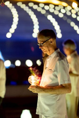 ภาพ No.224107:วันวิสาขบูชา วันอาทิตย์ที่ 11 พฤษภาคม พ.ศ. 2568 พิธีจุดวิสาขประทีป ,  พิธีเวียนประทักษิณรอบพระมหาธรรมกายเจดีย์ , พิธีฉลองชัยสวดมนต์บทธัมมจักกัปปวัตตนสูตร ครบ 7,357,000,000 จบ ณ มหารัตนวิหารคด วัดพระธรรมกาย