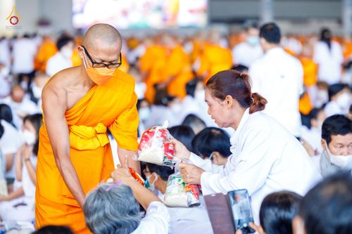 ภาพ No.76784:พิธีตักบาตรข้าวสารอาหารแห้ง  ณ บ้านแก้วเรือนทองคุณยายฯ สภาธรรมกายสากล  วัดพระธรรมกาย จ.ปทุมธานี  ในวันอาทิตย์ต้นเดือนที่ 6 มีนาคม พ.ศ. 2566