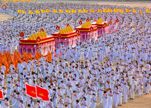 ภาพ No.79051:พิธีอัญเชิญองค์พระบรมพุทธเจ้า 24 องค์ เวียนประทักษิณรอบพระมหาธรรมกายเจดีย์ ณ วัดพระธรรมกาย  วันที่ 2 เมษายน พ.ศ. 2566