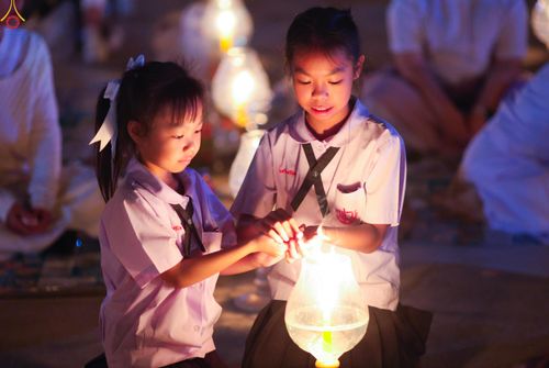 ภาพ No.294161:วันที่ 13 มกราคม พ.ศ. 2569 พิธีจุดประทีปถวายเป็นพุทธบูชา และบูชาธรรมมหาปูชนียาจารย์  (ภาพชุดที่ 2) ณ วัดสองพี่น้อง ต.ต้นตาล อ.สองพี่น้อง จ.สุพรรณบุรี ในโครงการธรรมยาตรา กตัญญูบูชา มหาปูชนียาจารย์ พระมงคลเทพมุนี(สด จนฺทสโร) พระผู้ปราบมาร อนุสรณ์สถาน 7 แห่