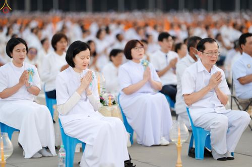 ภาพ No.307582:วันที่ 31 มกราคม พ.ศ. 2569 พิธีจุดประทีปธรรมถวายเป็นพุทธบูชา  และบูชาธรรมมหาปูชนียาจารย์ (ภาพชุดที่ 2) ณ วัดพระธรรมกาย ปทุมธานี ในโครงการธรรมยาตรา กตัญญูบูชา มหาปูชนียาจารย์ พระมงคลเทพมุนี(สด จนฺทสโร) พระผู้ปราบมาร อนุสรณ์สถาน 7 แห่ง ปีที่ 14