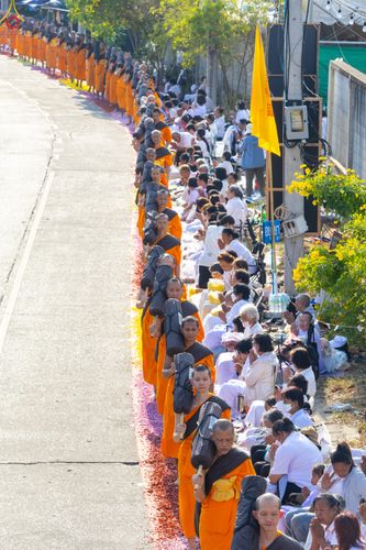 ภาพ No.295111:วันที่ 14 มกราคม พ.ศ. 2569 พิธีต้อนรับพระธรรมยาตรา อนุสรณ์สถานลำดับที่ 4  สถานที่เกิดด้วยกายธรรม ณ วัดโบสถ์บน ต.บางคูเวียง จ.นนทบุรี ในโครงการธรรมยาตรา กตัญญูบูชา มหาปูชนียาจารย์ พระมงคลเทพมุนี(สด จนฺทสโร) พระผู้ปราบมาร อนุสรณ์สถาน 7 แห่ง ปีที่ 14