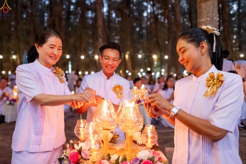 ภาพ No.290147:วันที่ 6 มกราคม พ.ศ. 2569 พิธีจุดประทีปถวายเป็นพุทธบูชา และบูชาธรรมมหาปูชนียาจารย์ (ภาพชุดที่ 2) ณ อนุสรณ์สถานมหาวิหารพระมงคลเทพมุนี (โลตัสแลนด์) อ.สองพี่น้อง จ.สุพรรณบุรี ในโครงการธรรมยาตรา กตัญญูบูชา มหาปูชนียาจารย์ พระมงคลเทพมุนี(สด จนฺทสโร) พระผู้ปรา