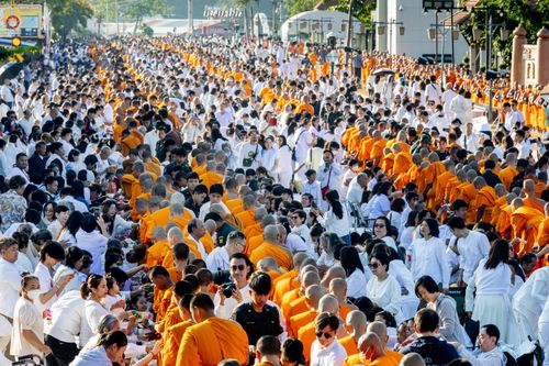 ภาพ No.282745:วันเสาร์ที่ 20 ธันวาคม พ.ศ.2568 พิธีตักบาตรพระ 10,000 รูป (ชุด 2) เนื่องในโอกาส 194 ปี จังหวัดกาญจนบุรี และอุทิศส่วนกุศลให้แด่บรรพชนทั้งหลาย บริเวณถนนสองแคว (Skywalk) เมืองกาญจนบุรี