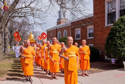 ภาพ No.319091:วันที่ 29 มีนาคม พ.ศ.2569 พิธีอัญเชิญรูปหล่อพระมงคลเทพมุนี (สด จนฺทสโร) ประดิษฐาน ณ ห้องปฏิบัติธรรม “มงคลรัตนโชติ”  วัดพระธรรมกายชิคาโก ประเทศสหรัฐอเมริกา