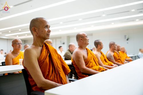 ภาพ No.324766:วันอังคารที่ 21 เมษายน พ.ศ.2569  หลวงพ่อทัตตชีโว รองเจ้าอาวาสวัดพระธรรมกาย ถวายการต้อนรับและปฏิสันถารคณะสงฆ์จากประเทศเวียดนาม