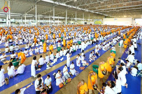 ภาพ No.223436:วันวิสาขบูชา วันอาทิตย์ที่ 11 พฤษภาคม พ.ศ. 2568 พิธีตักบาตร และปฎิบัติธรรม ณ สภาธรรมกายสากล วัดพระธรรมกาย