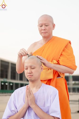 ภาพ No.180091:พิธีปลงผมนาคธรรมทายาท ในโครงการอุปสมบทหมู่ บูชาธรรมมหาปูชนียาจารย์ (ศูนย์อบรมวัดพระธรรมกาย) วันที่ 1 ธันวาคม พ.ศ. 2567 ณ ลานธรรมหารัตนวิหารคด วัดพระธรรมกาย จ.ปทุมธานี