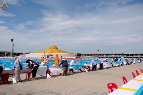 ภาพ No.218551:วันที่ 15 - 18 เมษายน พ.ศ. 2568 การเตรียมภาชนะสำหรับถวายภัตตาหาร , การจัดโต๊ะเก้าอี้ในลานธรรม , การแพ็คพัสดุงานต้อนรับ เพื่องานวันคุ้มครองโลก 22 เมษายน พ.ศ.2568 วัดพระธรรมกาย