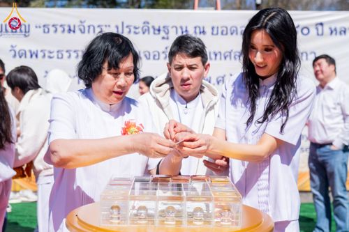 ภาพ No.62473:คณะศิษยานุศิษย์รวมใจสถาปนาและสมโภช ธรรมจักร เพื่ออัญเชิญประดิษฐาน ณ ยอดอุโบสถ 80 ปี หลวงพ่อธัมมชโย วัดพระธรรมกายนิวเจอร์ซี ประเทศสหรัฐอเมริกา  วันอาทิตย์ที่ 7 เมษายน พ.ศ. 2567