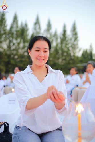 ภาพ No.192854:พิธีจุดประทีปถวายเป็นพุทธบูชา และบูชาธรรมมหาปูชนียาจารย์ ณ อนุสรณ์สถานคลองบางนางแท่น อ.สามพราน จ.นครปฐม ในโครงการธรรมยาตรา กตัญญูบูชา มหาปูชนียาจารย์ พระมงคลเทพมุนี(สด จนฺทสโร) พระผู้ปราบมาร อนุสรณ์สถาน 7 แห่ง ปีที่ 13 วันที่ 10 มกราคม พ.ศ. 2568