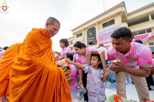 ภาพ No.150896:พิธีเจริญพระพุทธมนต์ และทำบุญตักบาตรแด่คณะสงฆ์ จำนวน 121 รูป เนื่องในโอกาสฉลองครบรอบ 120 ปี อำเภอคลองหลวง จังหวัดปทุมธานี เพื่อถวายเป็นพุทธบูชา ช่วยเหลือผู้ประสบความเดือดร้อนจากอุทกภัย และคณะสงฆ์ 323 วัด 4 จังหวัดชายแดนภาคใต้ วันเสาร์ที่ 31 สิงหาคม พ.ศ. 