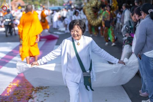 ภาพ No.185669:V.47 เบื้องหลังของเบื้องหน้า งานตักบาตรพระ 10,000 รูป ณ จ.กาญจนบุรี วันที่ 20-21 ธันวาคม พ.ศ. 2567