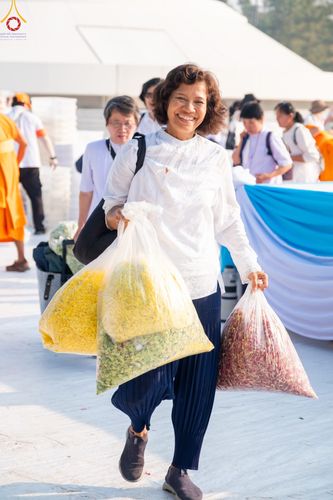 ภาพ No.110339:พิธีตักบาตรพระธรรมยาตราฯ ในโครงการธรรมยาตรากตัญญูบูชา มหาปูชนียาจารย์ พระมงคลเทพมุนี(สด จนฺทสโร) พระผู้ปราบมาร ปีที่ 12 ณ อนุสรณ์สถานลำดับที่ 2 สถานที่ตั้งมโนปณิธานบวชตลอดชีวิต อนุสรณ์สถานบางนางแท่น จ.นครปฐม วันที่ 11 มกราคม พ.ศ. 2567
