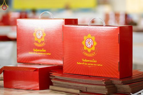 ภาพ No.210969:วันที่ 15 มีนาคม พ.ศ. 2568  บุญบรรจุกล่องไทยธรรม เพื่อถวายแด่พระสังฆาธิการ 40,000 กว่าวัดทั่วไทย ในวันคุ้มครองโลก 22 เมษายน พ.ศ. 2568