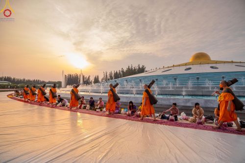 ภาพ No.120408:พิธีต้อนรับพระธรรมยาตรา ในโครงการธรรมยาตรา กตัญญูบูชา มหาปูชนียาจารย์ พระมงคลเทพมุนี(สด จนฺทสโร) พระผู้ปราบมาร อนุสรณ์สถาน 7 แห่ง ปีที่ 12 วันที่ 28 มกราคม พ.ศ. 2567 ณ วัดพระธรรมกาย จ.ปทุมธานี (ชุดที่ 2)