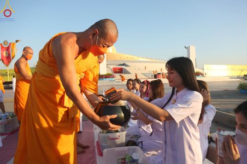 ภาพ No.105339:พิธีตักบาตรฉลองพระบวชใหม่ รุ่นบูชาธรรมมหาปูชนียาจารย์ และต้อนรับศักราชใหม่ วันจันทร์ที่ 1 มกราคม พ.ศ. 2567 ณ ลานธรรมพระมหาธรรมกายเจดีย์ วัดพระธรรมกาย