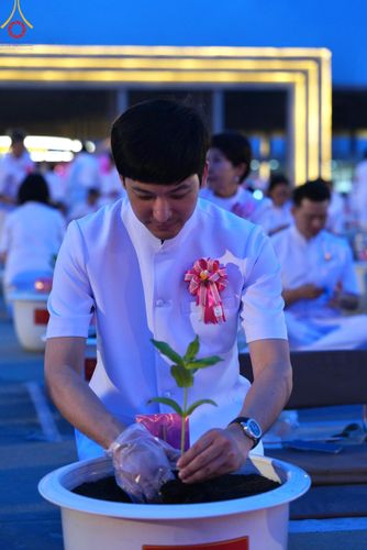 ภาพ No.160516:พิธีปลูกต้นทรัพย์บานชื่น ณ ลานธรรม พระมหาธรรมกายเจดีย์ วัดพระธรรมกาย จ.ปทุมธานี วันพฤหัสบดีที่ 10 ตุลาคม พ.ศ. 2567