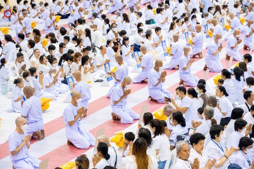 ภาพ No.101517:พิธีเวียนประทักษิณ, พิธีวันทาเจดีย์, พิธีขอขมาและมอบผ้าไตร ในโครงการอุปสมบทหมู่ รุ่นบูชาธรรมมหาปูชนียาจารย์ ณ วัดพระธรรมกาย ในวันที่ 9 ธันวาคม พ.ศ. 2566