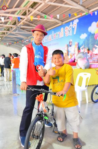 ภาพ No.193960:วัดพระธรรมกาย จัดงานวันเด็กแห่งชาติ ประจำปี พ.ศ.2568 ออกร้านอาหาร 200 ร้าน มอบของขวัญหลายหมื่นชิ้น วันที่ 12 มกราคม พ.ศ. 2568 วัดพระธรรมกาย อ.คลองหลวง จ.ปทุมธานี