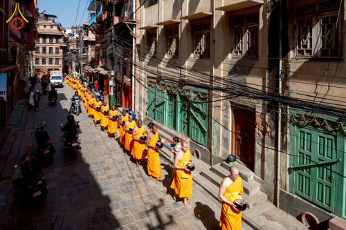 ภาพ No.213204:วันที่ 17 - 18 มีนาคม พ.ศ. 2568 คณะสงฆ์และสามเณรเดินบิณฑบาต รอบเมืองในพื้นที่ วัดสยมภูวนาถและราชวังปาตัน ณ เมืองกาฐมาณฑุ ประเทศเนปาล