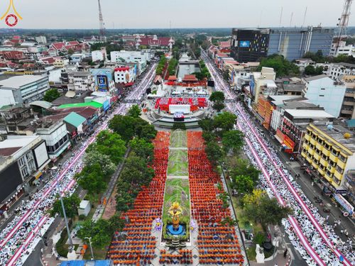 ภาพ No.126138:พิธีทำบุญเมืองนครราชสีมา ฉลอง 556 ปี ตักบาตรพระ 10,000 รูป ในวันเสาร์ที่ 2 มีนาคม พ.ศ.2567 ณ อนุสาวรีย์ท้าวสุรนารี จ.นครราชสีมา จัดโดย คณะสงฆ์จังหวัดนครราชสีมา ร่วมกับสำนักงานจังหวัดนครราชสีมา