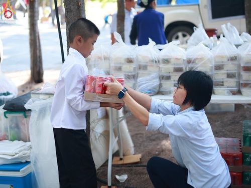 ภาพ No.198817:V.50 สารพัดV สารพัดดี ที่ธรรมยาตรา ในโครงการธรรมยาตรา กตัญญูบูชา มหาปูชนียาจารย์ พระมงคลเทพมุนี(สด จนฺทสโร) พระผู้ปราบมาร อนุสรณ์สถาน 7 แห่ง ปีที่ 13 ระหว่างวันที่ 2-31 มกราคม พ.ศ. 2568