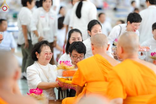 ภาพ No.143277:พิธีถวายภัตตาหารเพื่อเป็นกำลังแห่งการเข้าถึงธรรม ของพระภิกษุสามเณร วัดพระธรรมกาย วันเสาร์ที่ 6 กรกฏาคม พ.ศ. 2567 ณ หอฉันคุณยายอาจารย์ วัดพระธรรมกาย จ.ปทุมธานี