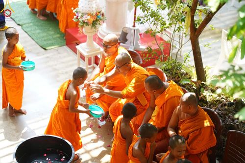 ภาพ No.61165:สามเณรออกบิณฑบาต และกิจกรรมอบรมสามเณร ในโครงการบรรพชาสามเณรฟื้นฟู พระพุทธศาสนาทั่วไทย ณ ศูนย์อบรมที่พักสงฆ์บ้านร่มเย็น จ.นราธิวาส วันที่ 2-15 เมษายน พ.ศ. 2567