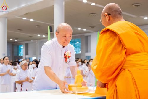 ภาพ No.159572:สัมมนาพิเศษและพิธีมอบองค์พระธรรมกาย 2,000 องค์ ณ ห้องแก้วสารพัดนึก 1 วัดพระธรรมกาย วันอาทิตย์ต้นเดือนที่ 6 ตุลาคม พ.ศ. 2567