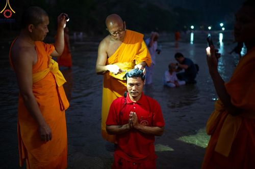 ภาพ No.63370:Photo Story  มหัศจรรย์วัดดงดินแดง Episode 1  พิธีปลงผมนาคธรรมทายาท  ในโครงการบรรพชาอุปสมบทหมู่ ฟื้นฟูพระพุทธศาสนาทั่วไทย วัดดงดินแดง ณ ลำน้ำแม่ตื่น อ.อมก๋อย จ.เชียงใหม่ วันที่ 2 เมษายน พ.ศ. 2567