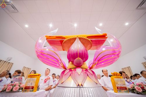 ภาพ No.234695:วันอาทิตย์ที่ 20 กรกฎาคม  พ.ศ.2568 พิธีทอดผ้าป่าภาคพื้นอเมริกา พิธีเจริญพระพุทธมนต์ ฉลองอาคารแก้วธรรมชัยรัตนอนันต์ วัดพระธรรมกายเทนเนสซี ประเทศสหรัฐอเมริกา