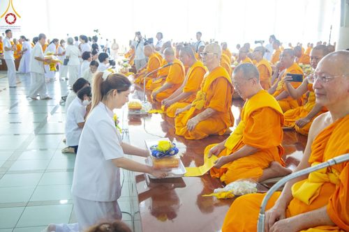 ภาพ No.205777:พิธีสวดพระพุทธมนต์ และถวายภัตตาหารเมนูสวรรค์แด่พระภิกษุ สามเณร วันจันทร์ที่ 3 กุมภาพันธ์ พ.ศ. 2568 ณ หอฉันคุณยายอาจารย์ฯ วัดพระธรรมกาย